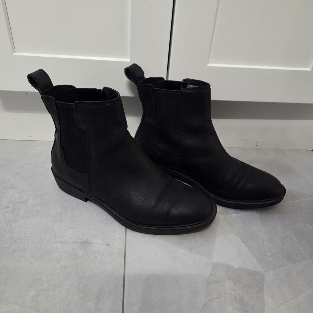 UGG Women's Emmeth Pull-On Waterproof Black Leather Chelsea Boot US 7.5